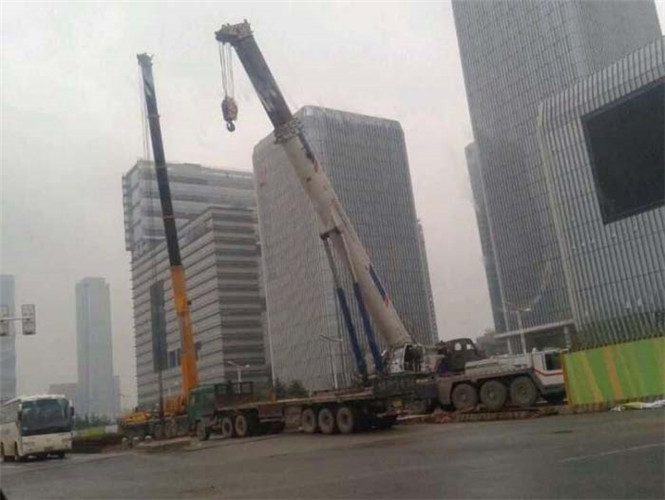 江华“自动找平”—— 吊车的 “平地神器” 技术